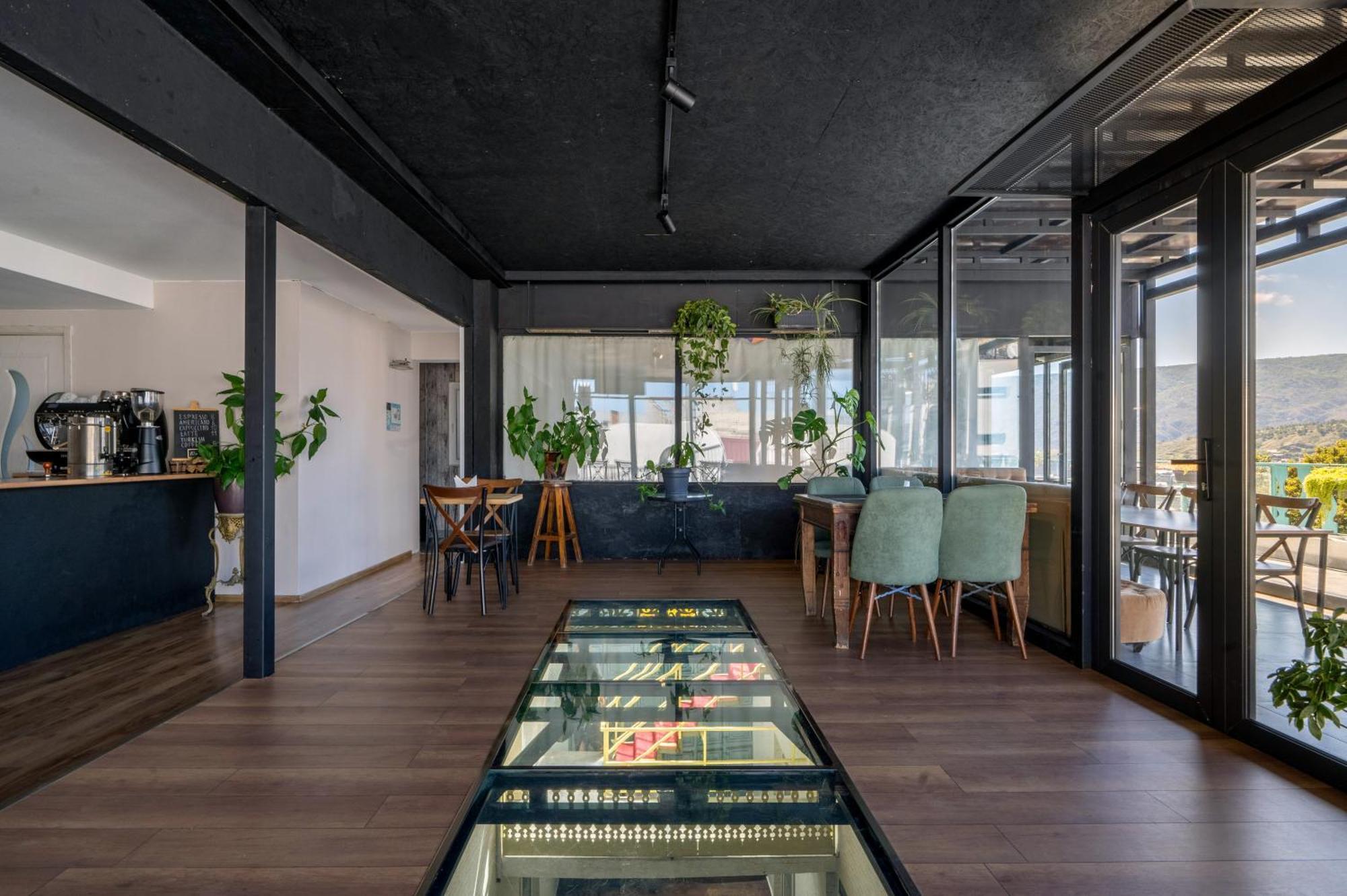 Hotel Tato & Coworking Space Tbilisi Buitenkant foto