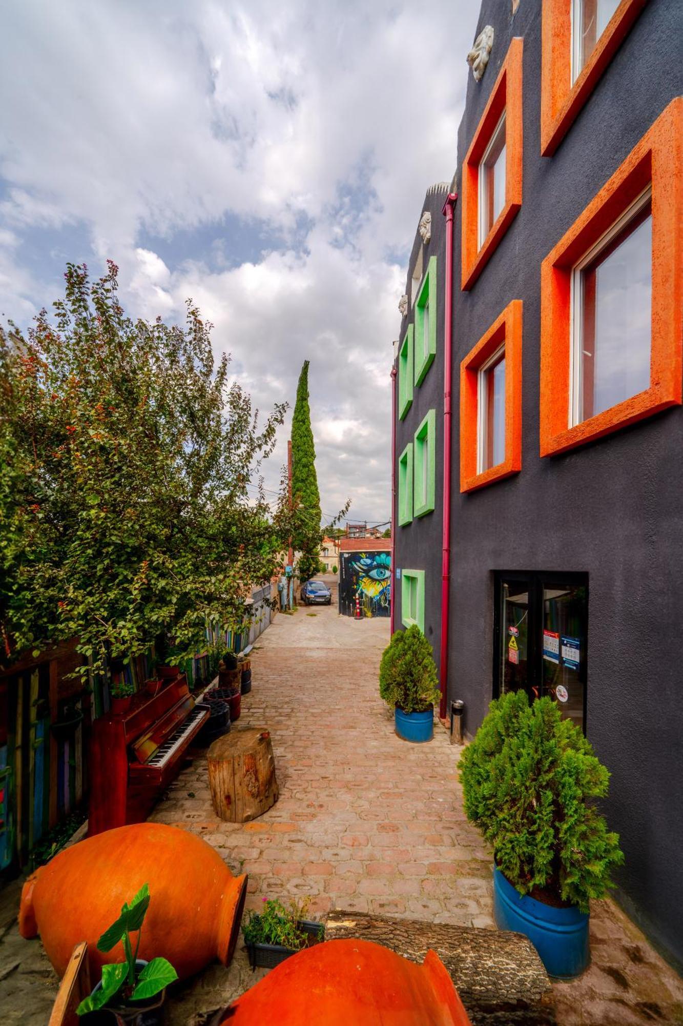 Hotel Tato & Coworking Space Tbilisi Buitenkant foto